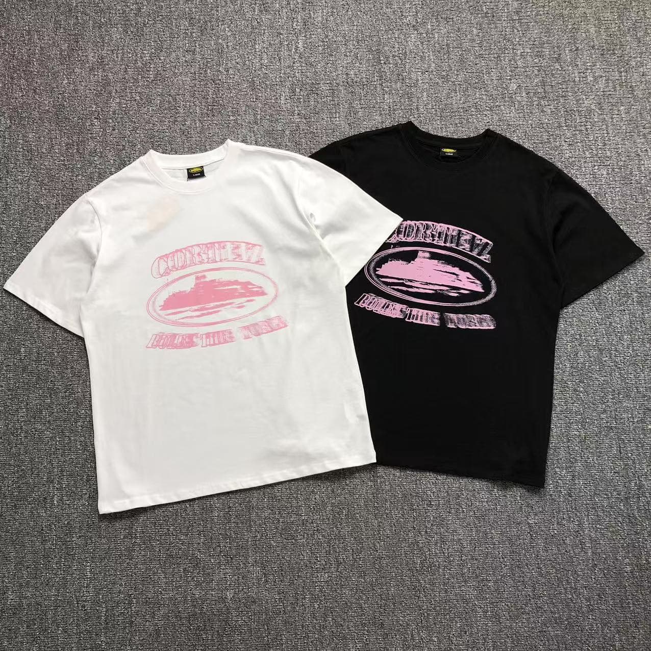 Remera Corteiz ( Con Diseño Rosa )